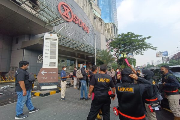 tim labfor polda jatim olah tkp terkait kebakaran di tunjungan plaza 45959