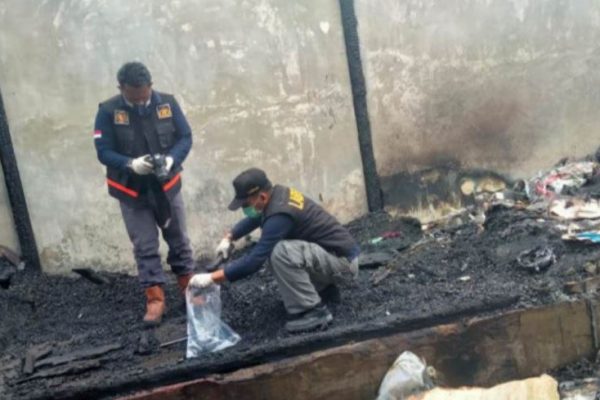tim labfor polda sumut gelar olah tkp lokasi kebakaran di pasar tradisional tapanuli utara 17616