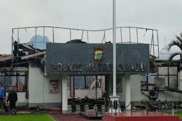 tim labfor polri olah tkp kebakaran polres kotamobagu 37301
