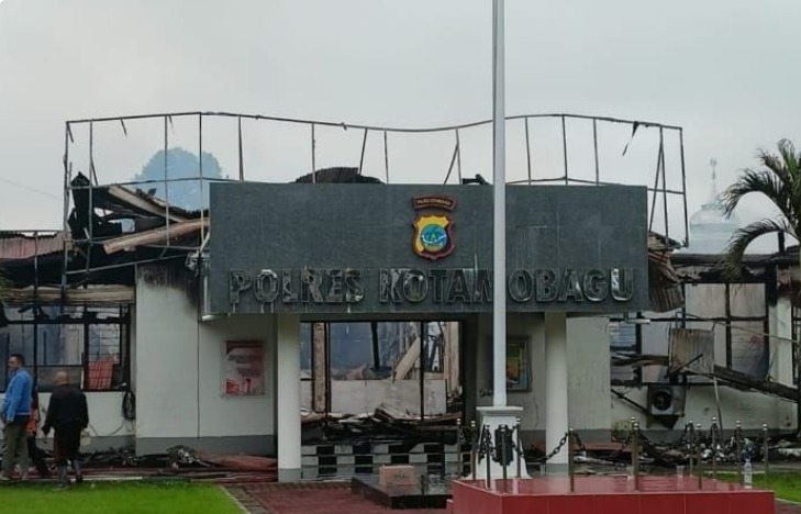 tim labfor polri olah tkp kebakaran polres kotamobagu 37301