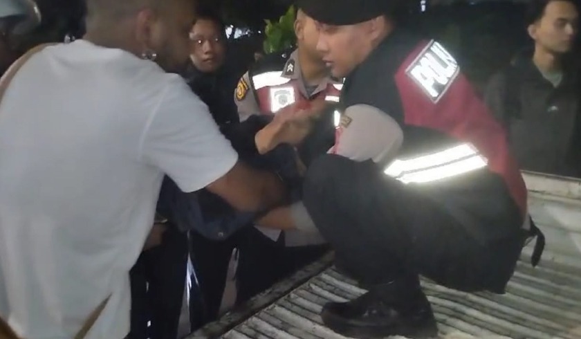 tim patroli samapta polres metro jakarta barat selamatkan pemotor tabrak pembatas jalan di jakbar 79586