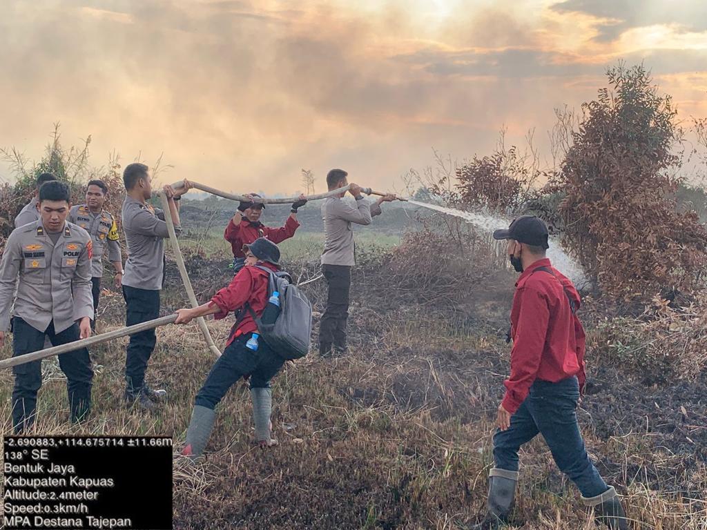 tim poslap kapuas murung beserta perwira remaja polda kalteng padamkan api di titik hotspot karhutla 63835