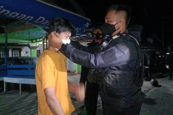 tim raimas back bone polda kalteng bagikan masker saat patroli 26682