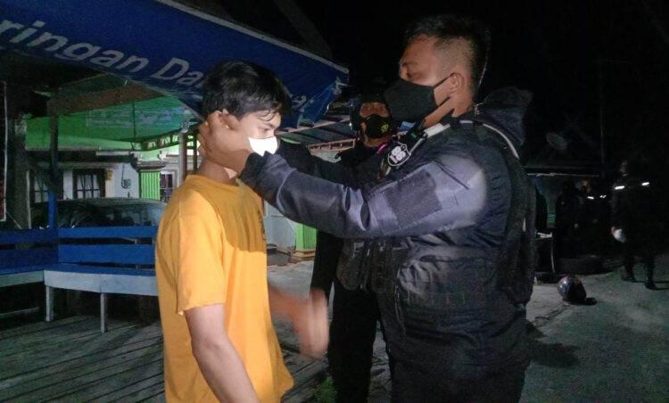 tim raimas back bone polda kalteng bagikan masker saat patroli 26682