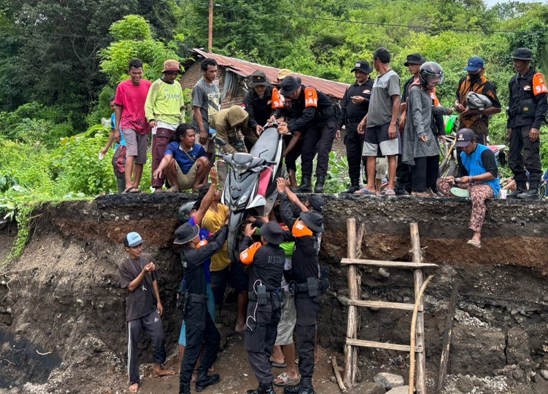 tim sar brimob polda ntb bergerak cepat bantu warga sebrangi jembatan putus akibat banjir bima 83726