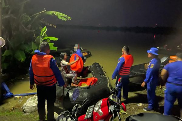 tim sar ditpolairud polda metro jaya evakuasi korban banjir bekasi 30624