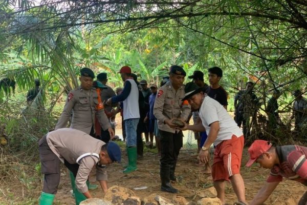 tim sar satbrimob polda jatim dibantu masyarakat melaksanakan pembangunan tanggul guna meminimalisir terjadinya longsor 50832