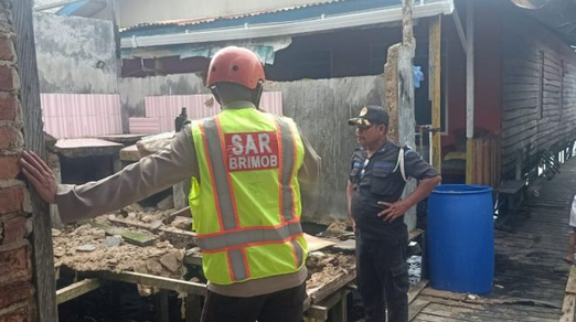 tim sar satbrimob polda kaltim respon cepat evakuasi korban rumah roboh akibat banjir rob 18235