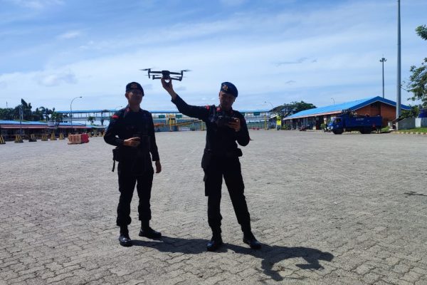 tim satbrimob polda lampung operasikan drone untuk pantau titik kemacetan arus balik 72567