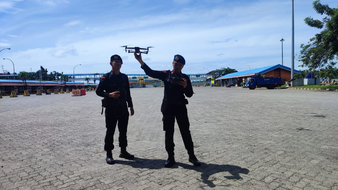 tim satbrimob polda lampung operasikan drone untuk pantau titik kemacetan arus balik 72567