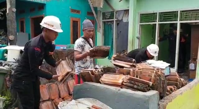 tim satgas ii polri lakukan pembersihan puing puing fasum pasca gempa cianjur 52252