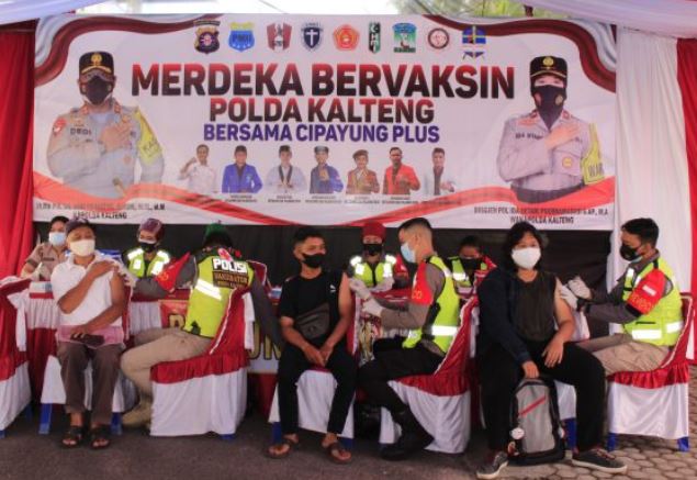 tim vaksinator rumkit bhayangkara polda kalteng vaksinasi di tempat ibadah 9643