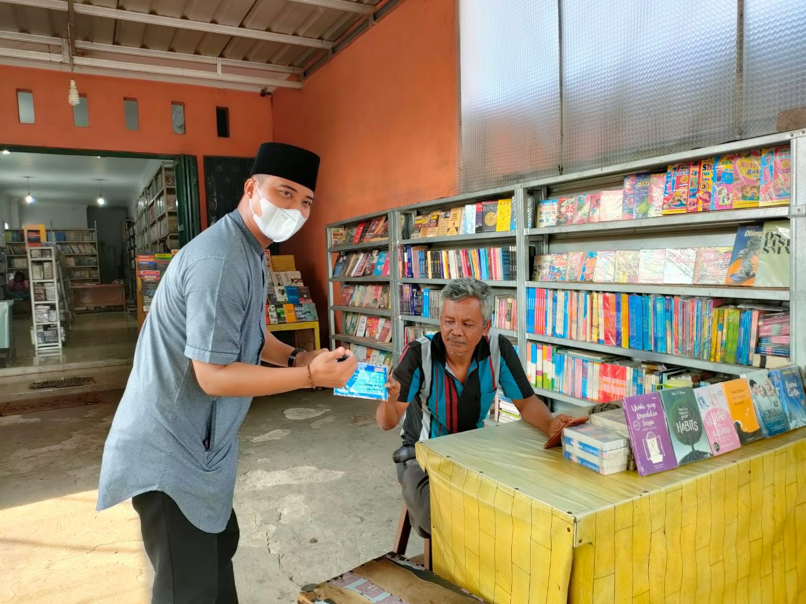 tim warung jumat ditresnarkoba polda banten bagikan masker di wilayah kota serang 9708