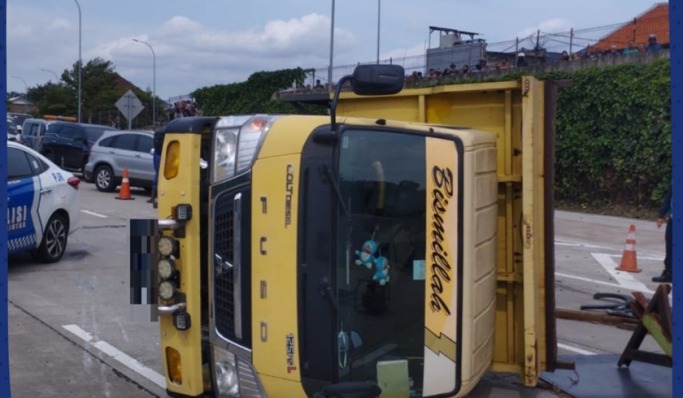 timba mobil lain truk engkel alami kecelakaan di tol desari 81850
