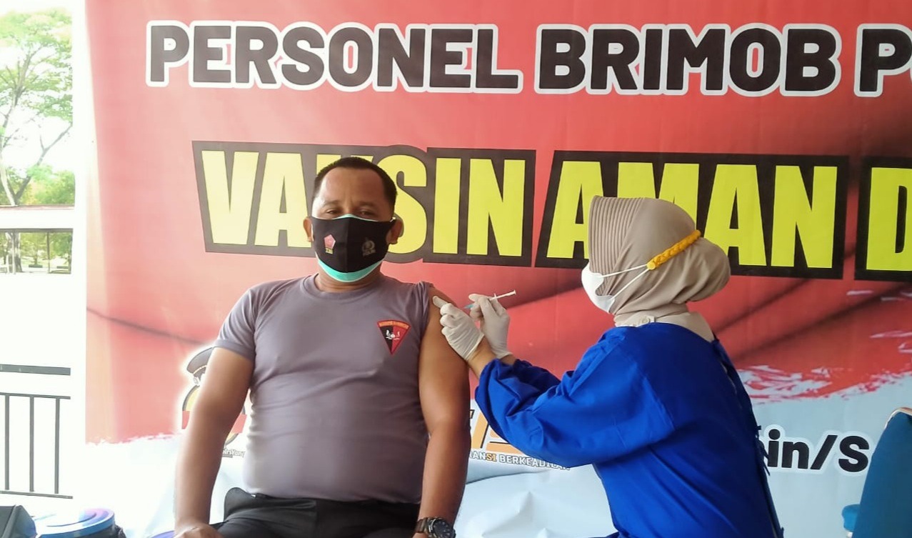 tingkatkan daya tahan tubuh satbrimobda sultra lakukan suntik vaksinasi covid 19 9029