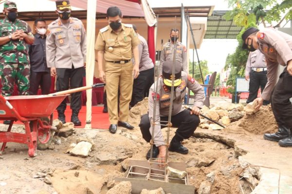 tingkatkan fasilitas kesehatan kapolda kalteng letakan batu pertama pembangunan klinik polres bartim 22999
