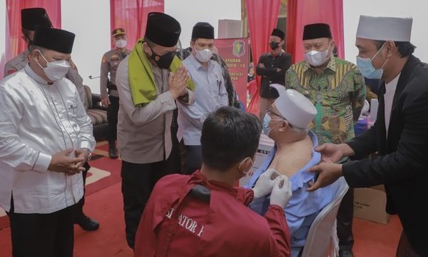 tingkatkan herd immunity polda riau lakukan vaksinasi covid 19 sebanyak 341 574 warga 25390