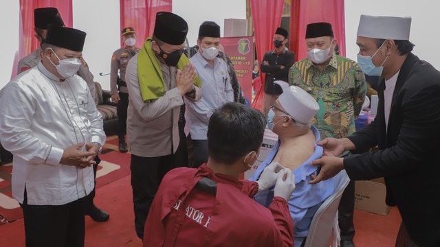 tingkatkan herd immunity polda riau lakukan vaksinasi covid 19 sebanyak 341 574 warga 25390