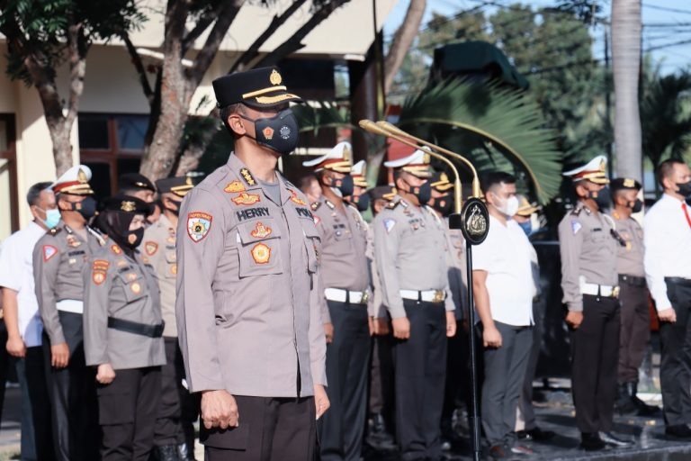 tingkatkan kedisiplin anggota polri irwasda polda gorontalo pimpin apel gabungan 22783