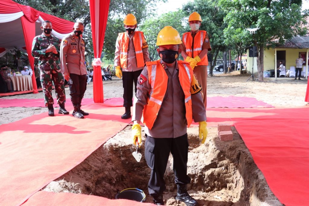 tingkatkan pelayanan kapolda sumsel letakkan batu pertama pembangunan gedung polsek ib ii dan it iii 11578