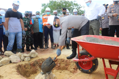 tingkatkan pelayanan masyarakat kapolda kaltim letakkan batu pertama pembangunan mako polsek kaliorang 32575