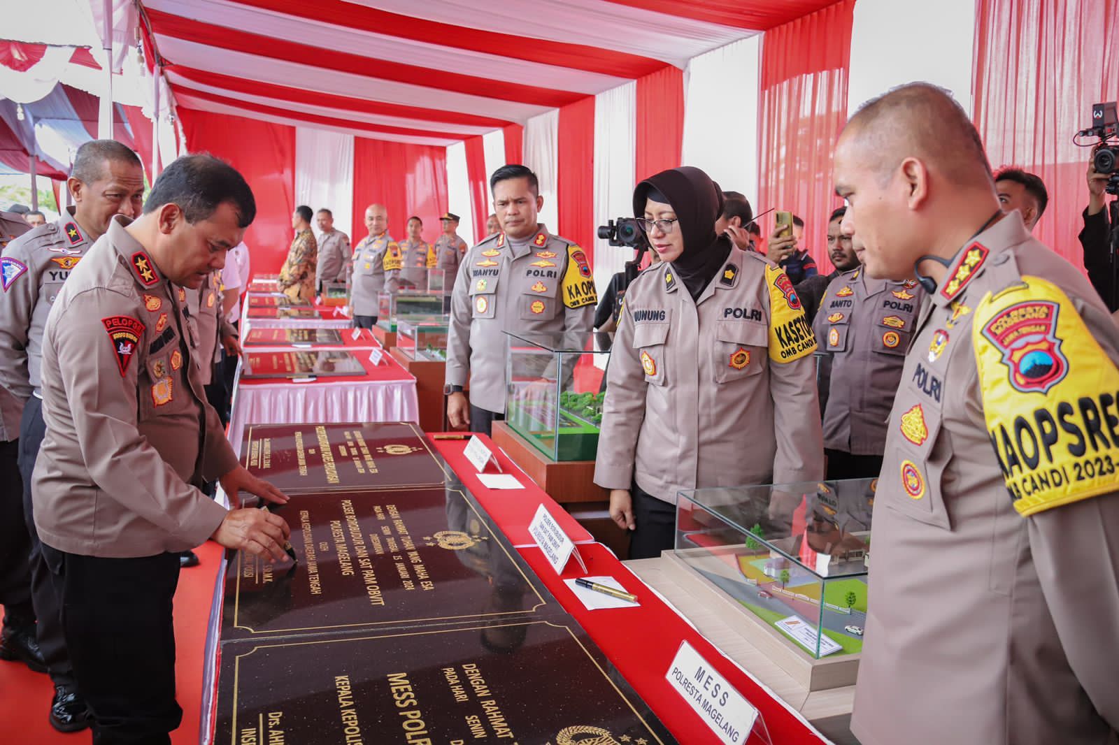 tingkatkan profesionalisme dan layanan pada masyarakat polda jateng resmikan 12 bangunan baru 68973