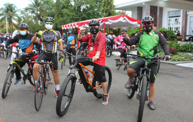 tingkatkan sinergitas kapolda bersama gubernur kalteng gelar gowes kalteng berkah 35229