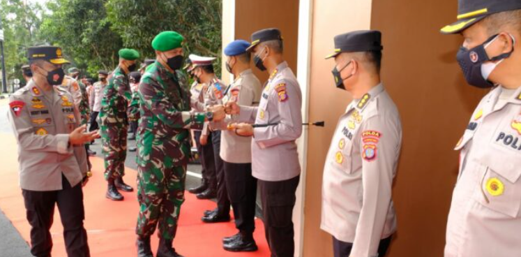 tingkatkan soliditas dan sinergitas tni polri kapolda kaltim sambut kunjungan pangdam vi mlw 24971