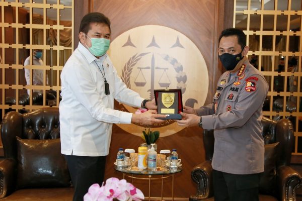 tingkatkan soliditas kapolri laksanakan courtesy call dengan jaksa agung ri 30424