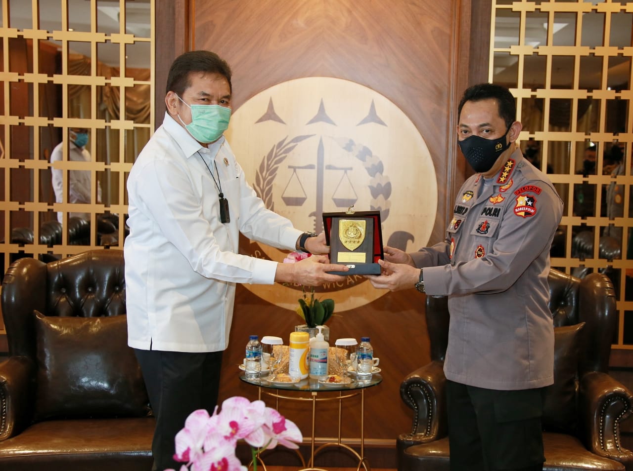 tingkatkan soliditas kapolri laksanakan courtesy call dengan jaksa agung ri 30424