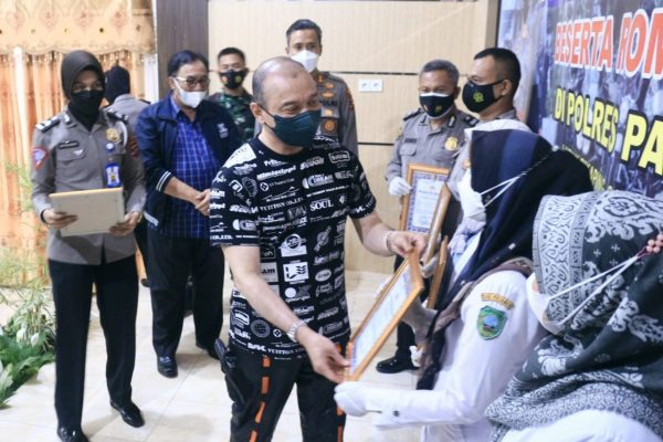 tinjau gebyar vaksinasi masal di polres pasaman kapoda sumbar targetkan 5000 peserta 9801