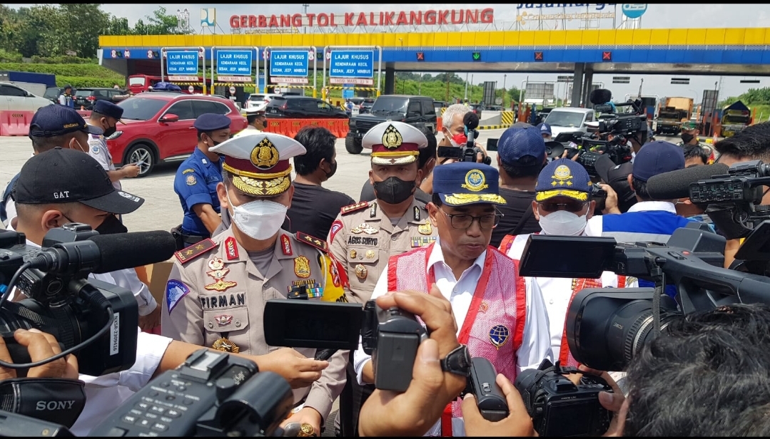 tinjau gerbang tol kalikangkung kakorlantas polri cek kesiapan petugas terapkan semua skema mudik 46299