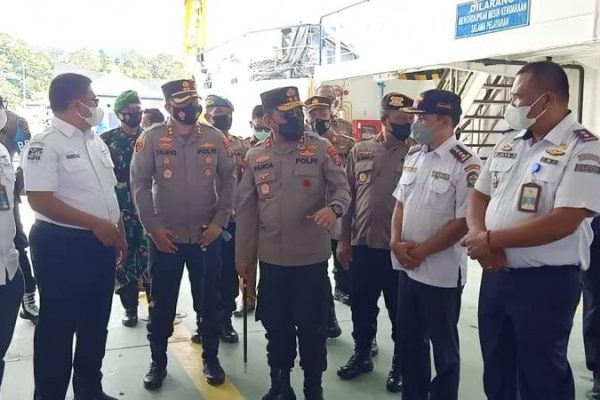 tinjau kesiapan pengamanan pada pelaksanaan operasi lilin 2022 kapolda sumut kunjungi dermaga pelabuhan ajibata 52560