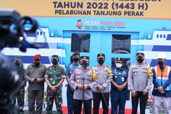tinjau pelabuhan tanjung perak kapolri transportasi laut alternatif kurangi kemacetan arus mudik 46448