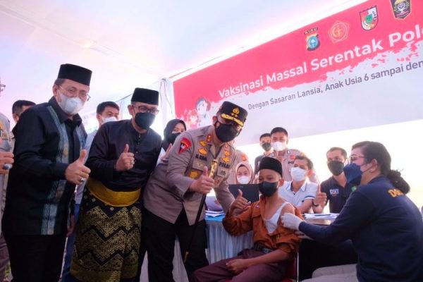tinjau pelaksanaan vaksinasi kapolda bersama kantor lam riau berikan bingkisan pada peserta vaksin 34496