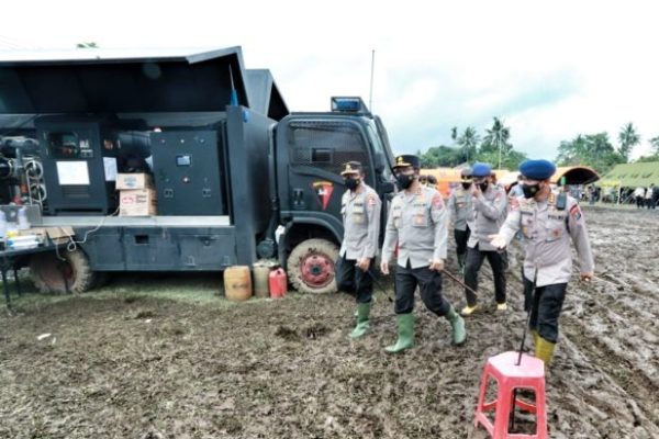 tinjau posko pengungsian kabaharkam polri cek kesiapan dapur umum yang disediakan oleh polri 25306