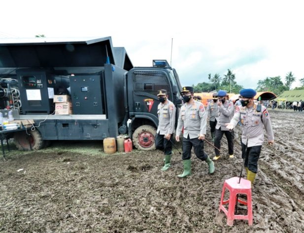 tinjau posko pengungsian kabaharkam polri cek kesiapan dapur umum yang disediakan oleh polri 25306