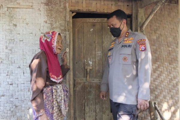tinjau posko pengungsian kapolda banten cek langsung penanganan korban gempa 22845
