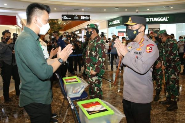 tinjau serbuan vaksin di kalbar kapolri ingatkan penguatan prokes dan percepatan vaksinasi 27166