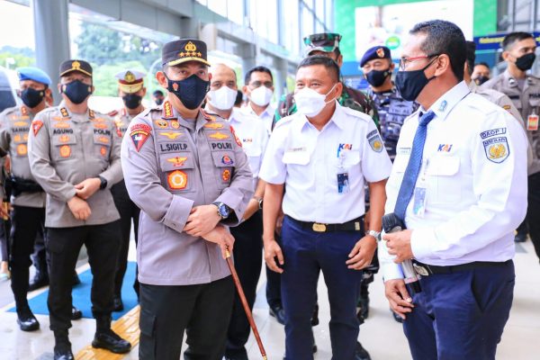 tinjau stasiun pasar senen kapolri imbau warga mudik sebelum tanggal 28 april 46185