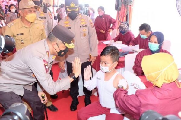 tinjau vaksinasi anak di sdn sukomulyo sepaku kapolda kaltim terima kasih anak anak hebat 34483