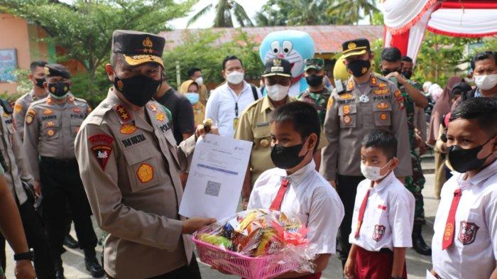 tinjau vaksinasi anak kapolda babel berikan semangat dan bingkisan kepada murid sdn 7 tanjungpandan 22769