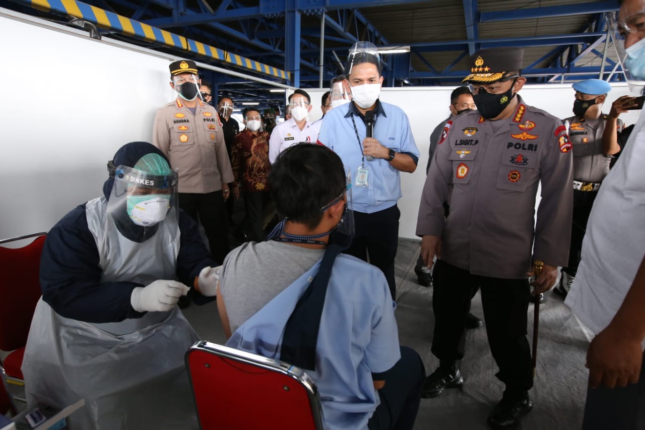 tinjau vaksinasi buruh kapolri minta buruh terus kawal program pemerintah wujudkan herd immunity 26651
