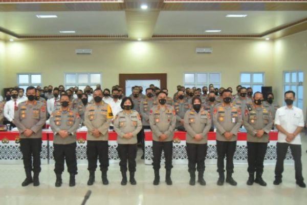 tinjau vaksinasi di polres metro kapolda lampung layani masyarakat dengan respon cepat 48980
