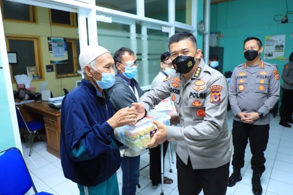 tinjau vaksinasi irwasda karorena dan kabiddokes polda jabar berikan bantuan sosial keada lansia dan disabilitas 90