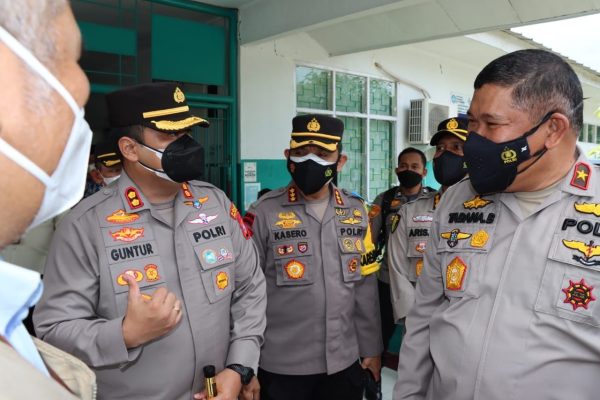 tinjau vaksinasi masal di pelalawan wakapolda riau apresiasi antusias masyarakat untuk di vaksin 7639