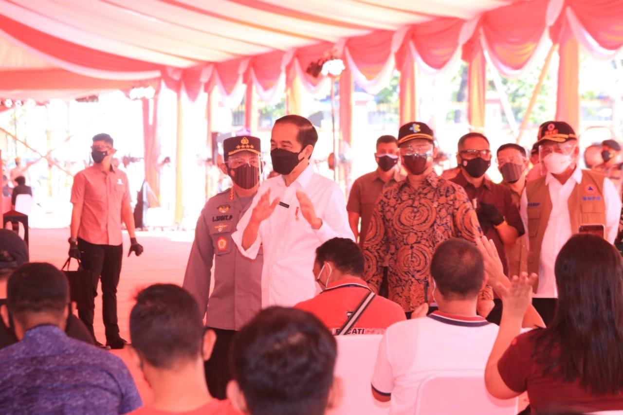tinjau vaksinasi massal di mabes polri presiden minta seluruh kapolda tingkatkan jumlah vaksinasi 29045