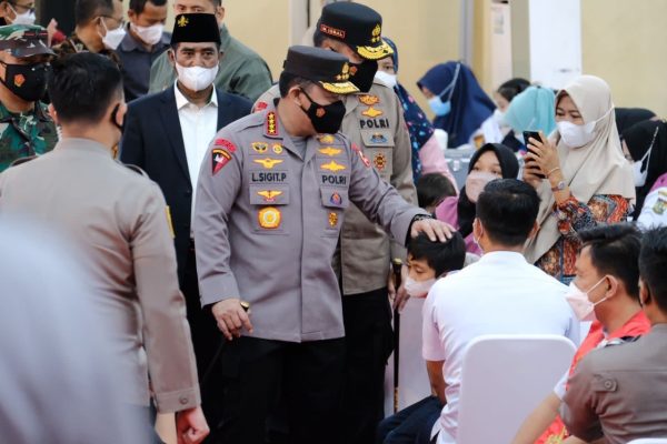 tinjau vaksinasi massal di spn polda riau kapolri diperlukan soliditas dan sinergitas seluruh stakeholder untuk pengendalian covid 19 21089