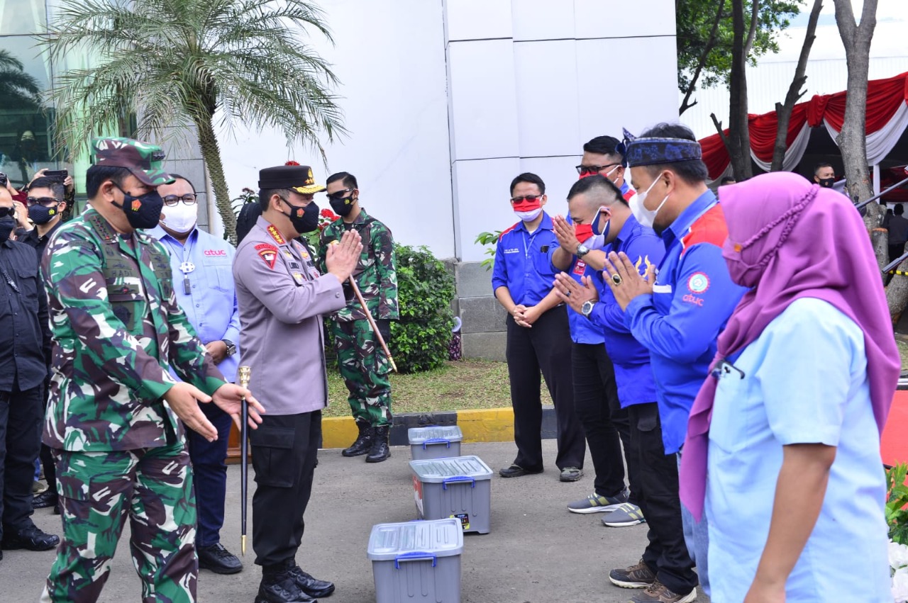 tinjau vaksinasi massal kspsi di sumedang kapolri kesehatan buruh terjaga ekonomi bertumbuh 26657