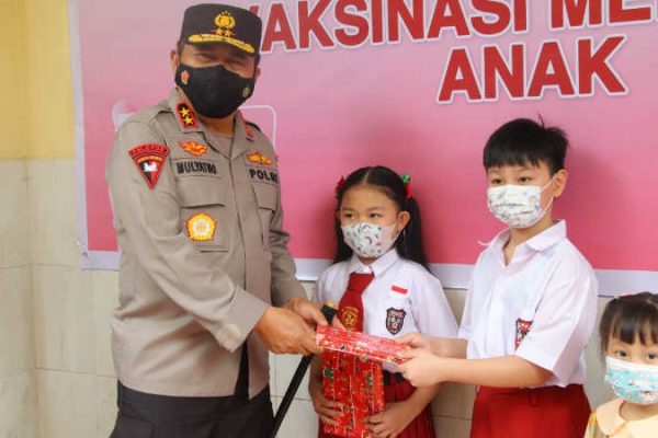 tinjau vaksinasi merdeka anak kapolda sulut harapkan penerus bangsa harus diselamatkan 34463